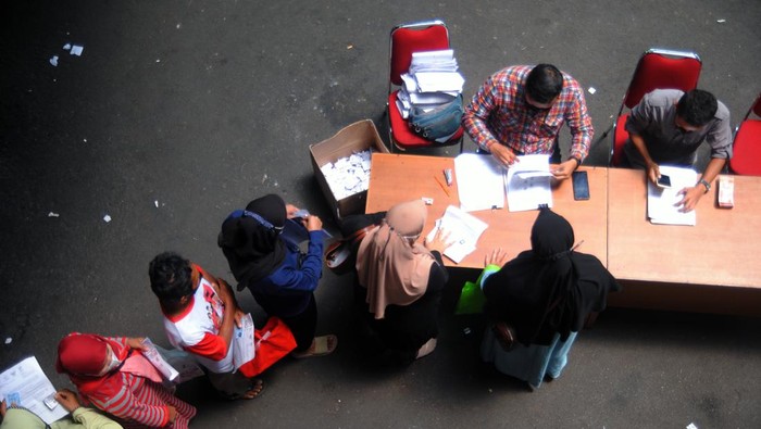 Bantuan Langsung Tunai (BLT) minyak goreng mulai dibagikan di sejumlah kota. Begini potretnya.