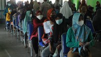 Sejumlah warga antre saat penyeluran Bantuan Langsung Tunai (BLT) minyak goreng di Kantor Desa Sidowayah, Polanharjo, Klaten, Jawa Tengah, Kamis (14/4/2022). Pemerintah melalui PT Pos Indonesia Klaten menyalurkan BLT subsidi minyak goreng sebesar Rp 300 ribu untuk bulan April, Mei, dan Juni dan bantuan sembako bulan Mei sebesar Rp200 ribu untuk 120.137 Keluarga Penerima Manfaat (KPM) di Kabupaten Klaten. ANTARA FOTO/Aloysius Jarot Nugroho.