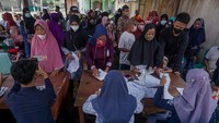 Warga menunggu giliran menerima bantuan langsung tunai (BLT) di Kantor Cabang Utama Pos Indonesia, Pekalongan, Jawa Tengah, Kamis (14/4/2022). Pemerintah melalui PT Pos Indonesia cabang Pekalongan menyalurkan BLT subsidi minyak goreng sebesar Rp 300 ribu untuk bulan April, Mei, dan Juni dan bantuan sembako bulan Mei sebesar Rp 200 ribu untuk keluarga penerima manfaat sebanyak 158 ribu jiwa di wilayah Kantor Cabang Utama Pos Indonesia Pekalongan. ANTARA FOTO/Harviyan Perdana Putra.