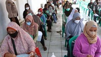 Warga antre menunggu saat penyaluran Bantuan Langsung Tunai (BLT) subsidi minyak goreng di Kantor Pos Bandar Lampung, Lampung, Kamis (14/4/2022). Pemerintah melalui Kementerian Sosial menyalurkan Bansos Kartu Sembako atau Bantuan Pangan Non Tunai (BPNT) kepada keluarga penerima manfaat (KPM) yang telah terdaftar sebesar Rp 200.000, dan juga Bantuan Langsung Tunai Subsidi minyak goreng Rp 300.000 untuk tiga bulan periode April-Juni 2022. ANTARA FOTO/Ardiansyah.