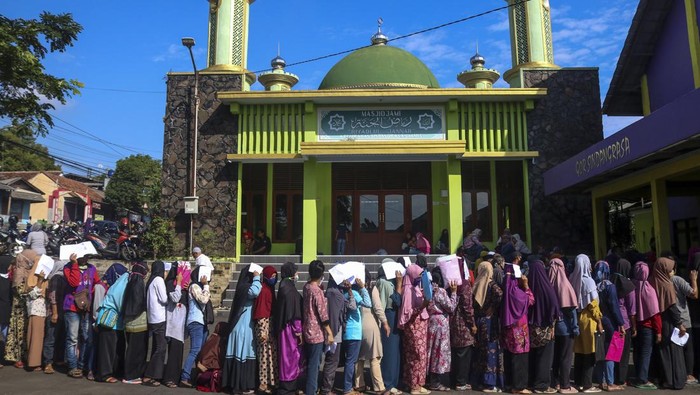 Potret Penyaluran BLT Minyak Goreng di Berbagai Kota Bantuan Langsung Tunai (BLT) minyak goreng mulai dibagikan di sejumlah kota. Begini potretnya.