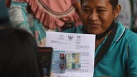 Petugas mendokumentasikan warga penerima Bantuan Langsung Tunai (BLT) minyak goreng dan bantuan program sembako di Kantor Pos Palu di Palu, Sulawesi Tengah, Kamis (14/4/2022). Pemerintah melalui PT Pos Indonesia mendistribusikan BLT minyak goreng sebesar Rp 300 ribu dan bantuan sembako tunai sebesar Rp200 ribu untuk keluarga penerima manfaat dan BLT. ANTARA FOTO/Mohamad Hamzah.