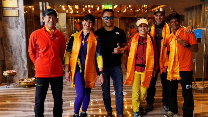 Antonina Samoilova bersiap mendaki Gunung Everest. Diketahui, ia melakukan pendakian untuk galang dukungan bagi negaranya yang tengah berperang dengan Rusia.