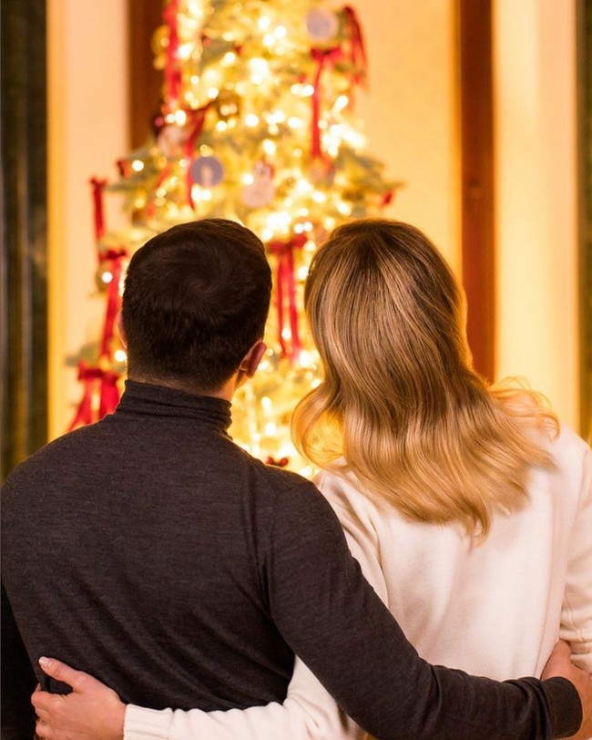 Sementara itu Volodymyr dan timnya bertahan di kantor kepresidenan untuk memantau situasi. Foto: Instagram/@olenazelenska_official