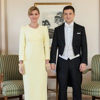 Wanita 44 tahun ini cukup berperan dalam karier Volodymyr, sebelum maupun saat jadi presiden. Lulus kuliah sebagai arsitek, ia memilih membantu suaminya membuat materi untuk pertunjukan stand up comedy. Foto: Instagram/@olenazelenska_official