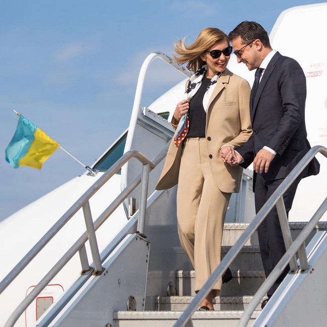 Sembari mengurus kegiatan sang suami, Olena Zelenska juga menjadi salah satu penulis naskah di Kvartal 95 Studio, sebuah rumah produksi hiburan televisi.  Foto: Instagram/@olenazelenska_official