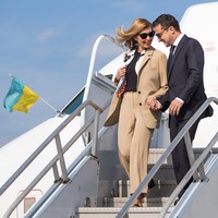 Sembari mengurus kegiatan sang suami, Olena Zelenska juga menjadi salah satu penulis naskah di Kvartal 95 Studio, sebuah rumah produksi hiburan televisi.  Foto: Instagram/@olenazelenska_official