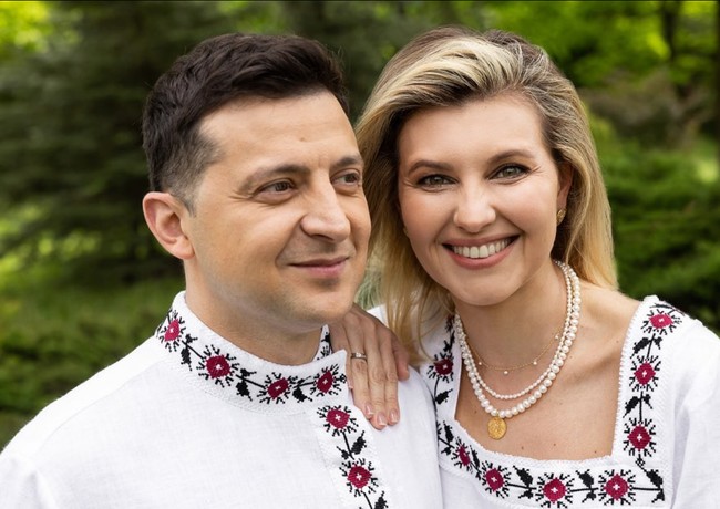 Olena Zelenska merupakan Ibu Negara Ukraina termuda karena sang suami juga menjadi Presiden Ukraina termuda. Keduanya menyandang titel tersebut di usia yang sama-sama 41 tahun. Foto: Instagram/@olenazelenska_official