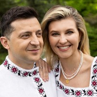 Olena Zelenska merupakan Ibu Negara Ukraina termuda karena sang suami juga menjadi Presiden Ukraina termuda. Keduanya menyandang titel tersebut di usia yang sama-sama 41 tahun. Foto: Instagram/@olenazelenska_official