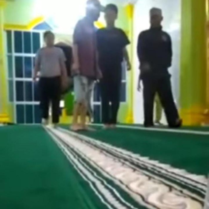Pria bawa parang ke masjid batam (dok: istimewa)