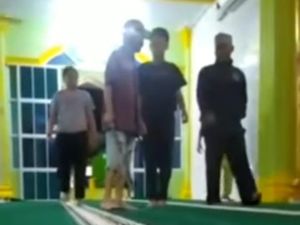 Pria Ini Bawa Parang ke Masjid Gegara Suara Toa Bangunkan Sahur