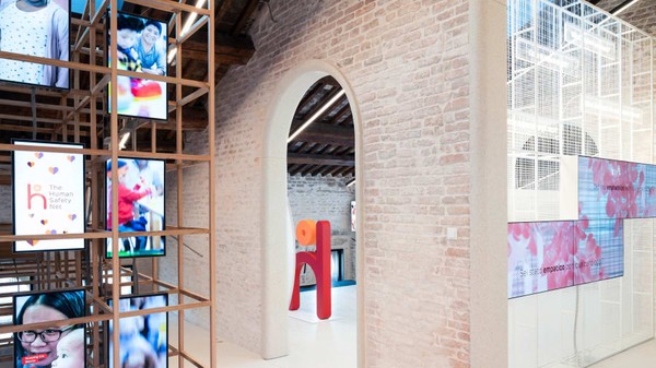 Bagian dari itu ada pameran teknologi tinggi yang jarang terlihat di Venesia. Alih-alih memperlihatkan sejarah atau seni, The World of Potential adalah keterampilan sosial melalui teknologi. Bagian dari itu ada pameran teknologi tinggi yang jarang terlihat di Venesia. Alih-alih memperlihatkan sejarah atau seni, The World of Potential adalah keterampilan sosial melalui teknologi.