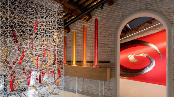 Namun demikian, Generali masih mempertahankan kantor di lantai dua, dan akan menyewakan yang ketiga untuk pameran dan terbuka untuk umum, yang keempat akan menjadi markas The Human Safety Net, sebuah proyek yang membantu orang dan keluarga yang berisiko, termasuk pengungsi. Namun demikian, Generali masih mempertahankan kantor di lantai dua, dan akan menyewakan yang ketiga untuk pameran dan terbuka untuk umum, yang keempat akan menjadi markas The Human Safety Net, sebuah proyek yang membantu orang dan keluarga yang berisiko, termasuk pengungsi.