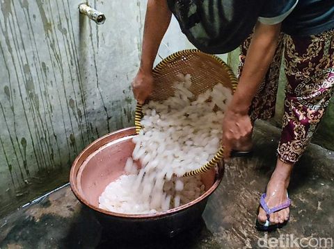 Proses pengolahan kolang-kaling di Dusun Kembang, Kalurahan Jatimulyo, Rabu (13/4/2022).