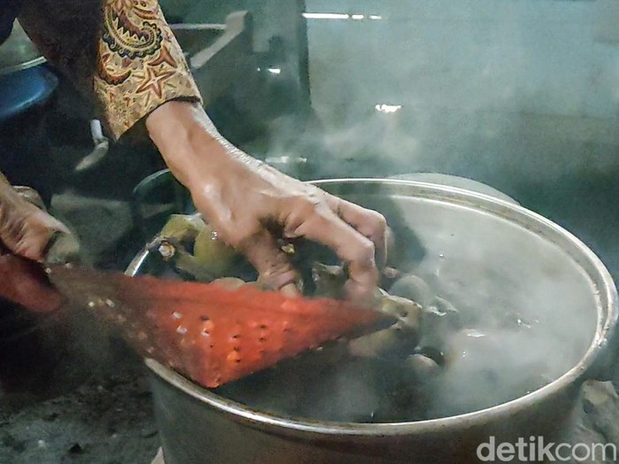 Proses pengolahan kolang-kaling di Dusun Kembang, Kalurahan Jatimulyo, Rabu (13/4/2022).