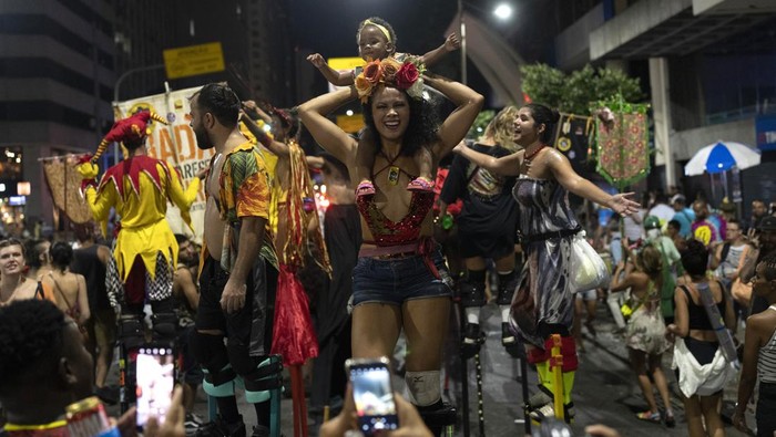 Protes Pembatasan Corona, Warga Brasil Asyik Pesta di Jalanan Warga di Rio de Janeiro, Brasil, punya cara unik memprotes pembatasan aktivitas terkait COVID-19. Aksi protes dilakukan dengan gelar pesta jalanan.