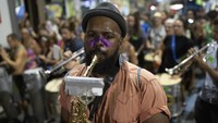 Pembatasan aktivitas terkait COVID-19 ini memicu protes dari warga Rio de Janeiro. Uniknya, aksi protes itu digelar dengan menggelar pesta jalanan.