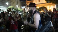 Sejumlah warga memainkan alat musik untuk memeriahkan pesta jalanan yang digelar sebagai protes atas pembatasan aktivitas terkait COVID-19 di Rio de Janeiro, Brasil, Rabu (13/4/2022) waktu setempat.