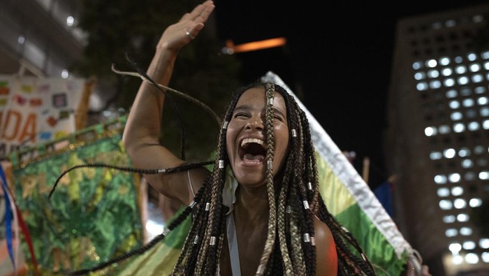 Warga di Rio de Janeiro, Brasil, punya cara unik memprotes pembatasan aktivitas terkait COVID-19. Aksi protes dilakukan dengan gelar pesta jalanan.