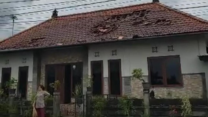 Salah satu rumah warga Banjar Batungsel Kelod, Desa Batungsel, Kecamatan Pupuan yang rusak diterjang angin puting beliung pada Kamis (14/4/22).
