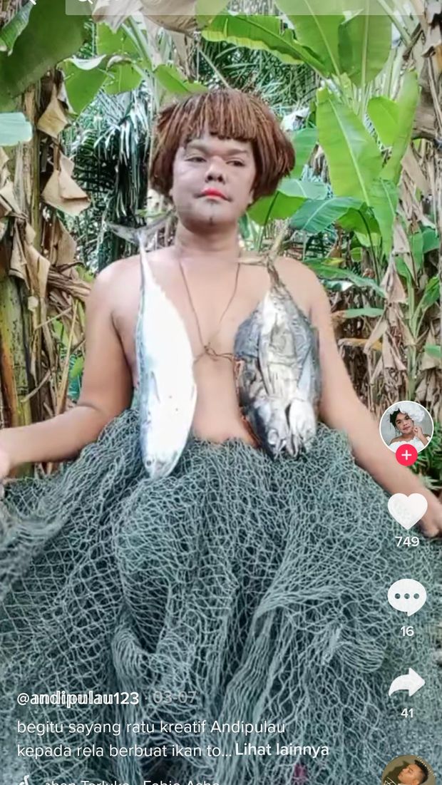 'Ratu Kreatif' Bikin Baju Pakai Bungkus Mie Instan