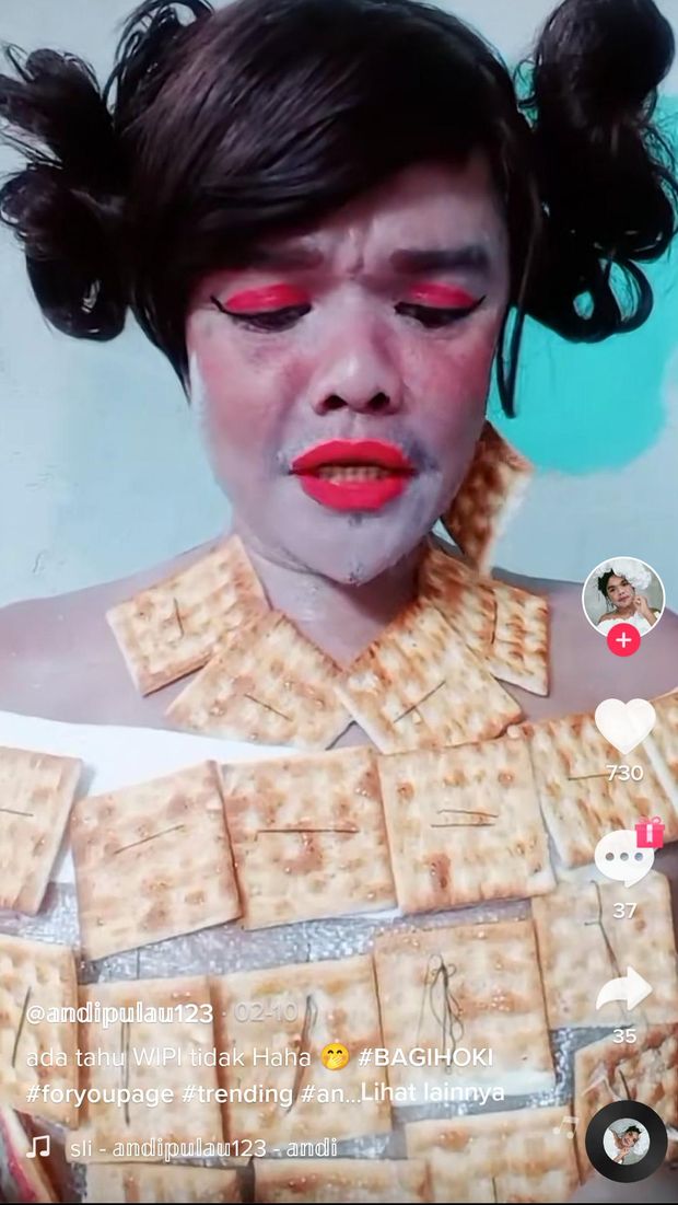 'Ratu Kreatif' Bikin Baju Pakai Bungkus Mie Instan