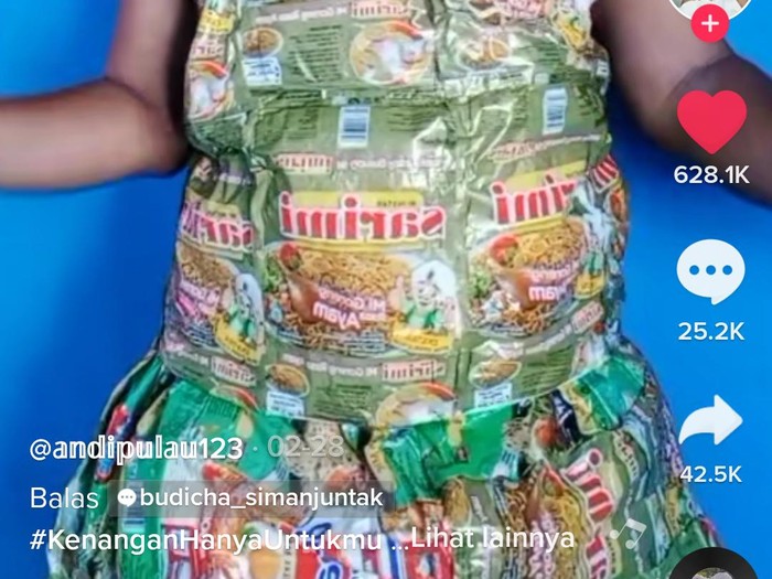 Ratu Kreatif Bikin Baju Pakai Bungkus Mie Instan
