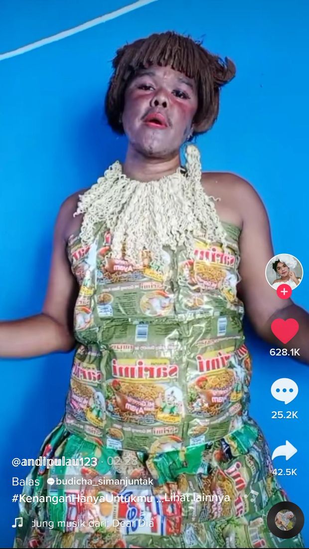 'Ratu Kreatif' Bikin Baju Pakai Bungkus Mie Instan