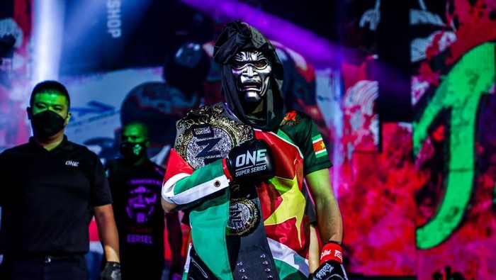 Regian Eersel, petarung ONE Championship yang gemar memakai topeng sebelum beraksi.