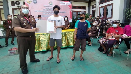 I Komang Duwi Antara, (tengah) menerima pembebasan dari tuntutan melalui upaya restorasi justice, di halaman belakang kantor Kejari Jembrana, Kecamatan, Negara, Kabupaten Jembrana, Bali, Kamis (14/4/2022)