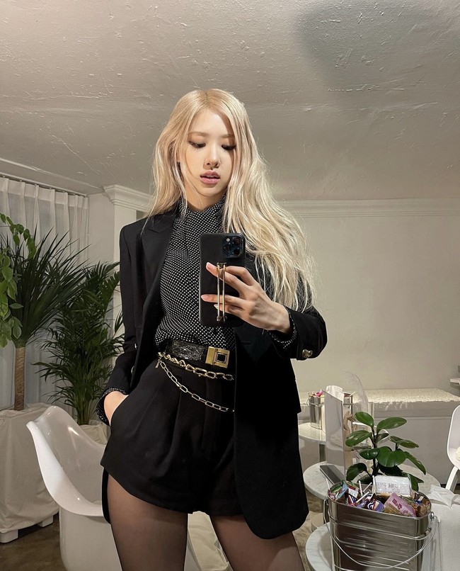 Seorang stylist memilih Rose BLACKPINK sebagai idol KPop dengan tubuh terbaik. Menurutnya, pelantun ‘On the Ground’ itu terlihat cocok mengenakan baju apa pun. Foto: dok. Instagram @roses_are_rosie