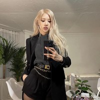 Seorang stylist memilih Rose BLACKPINK sebagai idol KPop dengan tubuh terbaik. Menurutnya, pelantun ‘On the Ground’ itu terlihat cocok mengenakan baju apa pun. Foto: dok. Instagram @roses_are_rosie