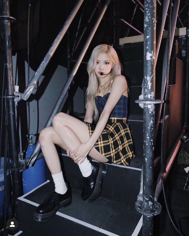 Rose BLACKPINK kerap menjadi tamu spesial Yves Saint Lauret dalam event bergengsi seperti Paris Fashion Week. Dia menjadi idol KPop wanita pertama yang menghadiri MET Gala seperti CL 2NE1. Foto: dok. Instagram @roses_are_rosie