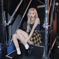 Rose BLACKPINK kerap menjadi tamu spesial Yves Saint Lauret dalam event bergengsi seperti Paris Fashion Week. Dia menjadi idol KPop wanita pertama yang menghadiri MET Gala seperti CL 2NE1. Foto: dok. Instagram @roses_are_rosie
