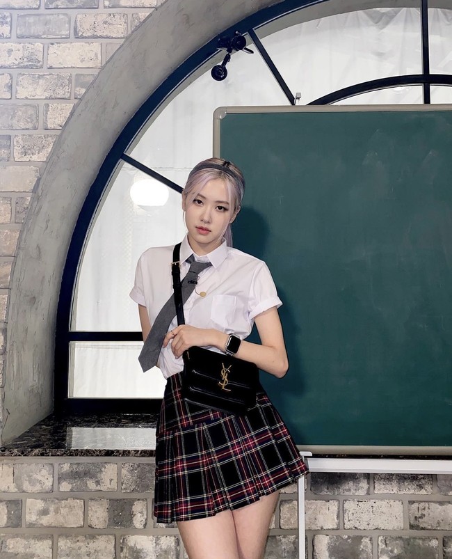 Mengingat postur tubuhnya yang semampai, Rose BLACKPINK didapuk menjadi model untuk brand fashion 5252 BY OIOI dan Homeplus bersama Yeo Jin Goo. Foto: dok. Instagram @roses_are_rosie