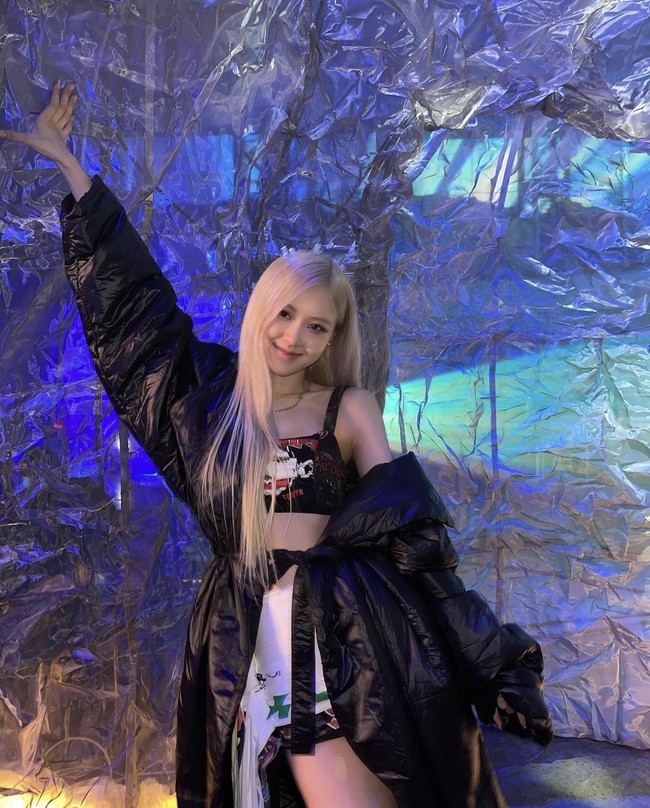 “Dia memancarkan auranya yang menawan dalam apa pun yang dikenakannya,” “Aku pikir stylist akan merasa seperti sedang mendandani boneka,” “Ada banyak idol KPop yang kurus tapi aku pikir Rose yang terbaik untuk dunia fashion karena auranya,” komentar sejumlah netizen. Foto: dok. Instagram @roses_are_rosie