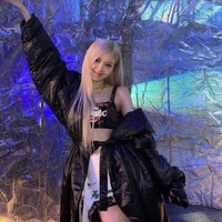 “Dia memancarkan auranya yang menawan dalam apa pun yang dikenakannya,” “Aku pikir stylist akan merasa seperti sedang mendandani boneka,” “Ada banyak idol KPop yang kurus tapi aku pikir Rose yang terbaik untuk dunia fashion karena auranya,” komentar sejumlah netizen. Foto: dok. Instagram @roses_are_rosie