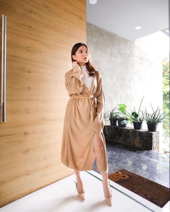 Inilah rumah pasangan selebriti Chelsea Olivia dan Glenn Alinskie. Sebuah pintu besar langsung menyambut saat melangkahkan kaki ke dalam. (Foto: Instagram/@chelseaoliviaa)