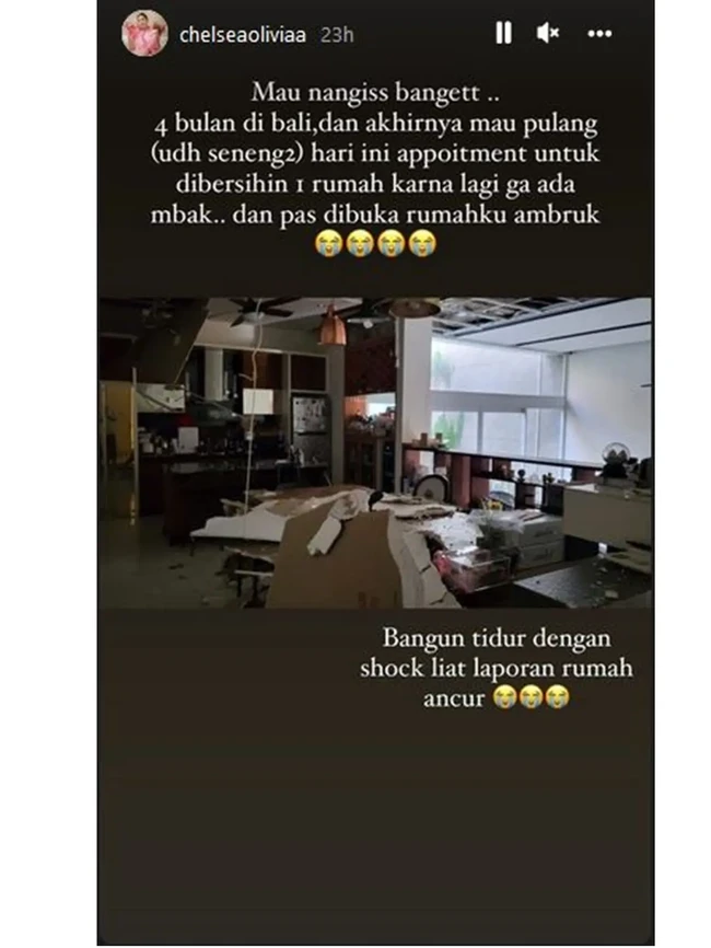 Betapa kagetnya Chelsea dan Glenn saat mendapati bagian dalam rumahnya sudah dalam keadaan rusak. Dalam sebuah unggahan Instagram Story, aktris 29 tahun itu memperlihatkan puing-puing plafon rumahnya yang ambruk. (Foto: Instagram/@chelseaoliviaa)