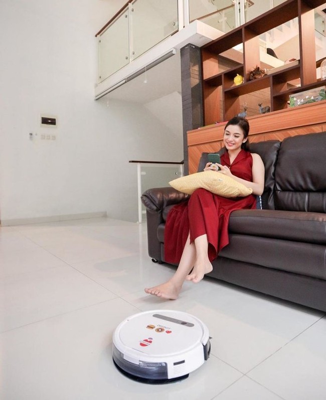 Sebuah ruangan tampak minim perabotan. Bikin Chelsea betah di rumah.  (Foto: Instagram/@chelseaoliviaa)