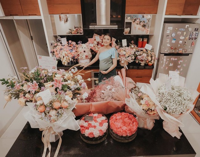 Dapur bergaya minimalis menjadi pilihan Chelsea dan Glenn. Masak jadi lebih leluasa. (Foto: Instagram/@chelseaoliviaa)