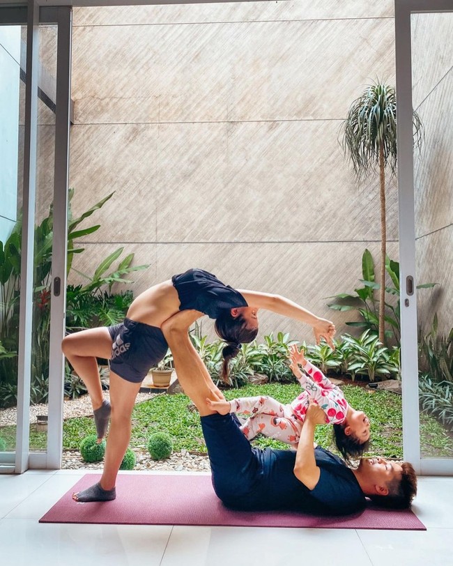 Sebuah taman mungil hadir sebuah oase kecil di salah satu sudut rumah. (Foto: Instagram/@chelseaoliviaa)