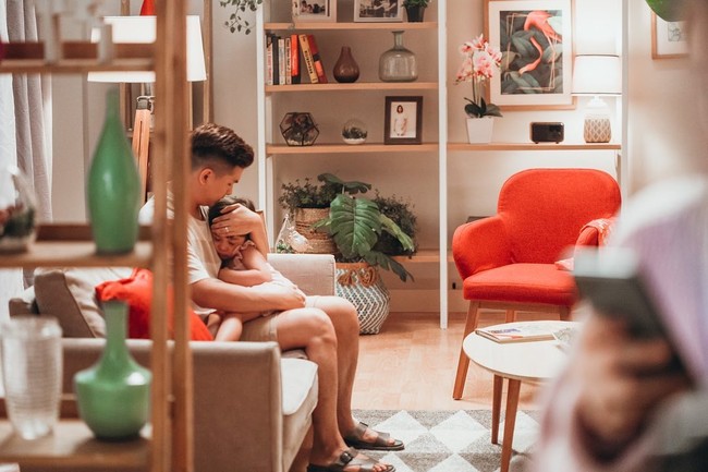 Bagian dalamnya terasa nyaman dengan interior bergaya Scandinavian. Sebuah sofa berwarna hadir sebagai aksen sehingga membuat area keluarga ini terasa lebih hidup. (Foto: Instagram/@chelseaoliviaa)