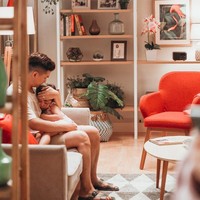 Bagian dalamnya terasa nyaman dengan interior bergaya Scandinavian. Sebuah sofa berwarna hadir sebagai aksen sehingga membuat area keluarga ini terasa lebih hidup. (Foto: Instagram/@chelseaoliviaa)