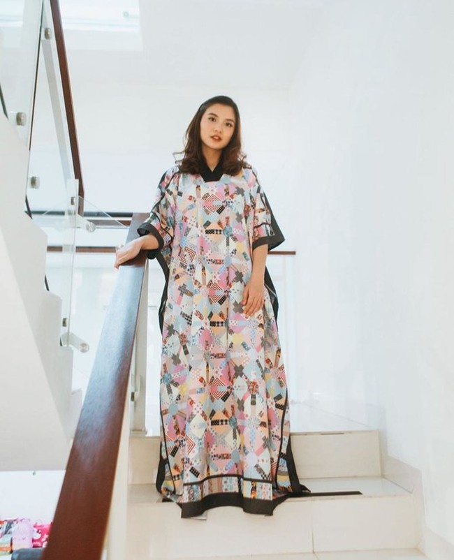 Namun, Chelsea tetap bersyukur karena peristiwa itu tak memakan korban jiwa. Cobaan datang kapanpun. Tapi Tuhan baik yah, untuk banget kita sekeluarga (terutama anak-anak) gak ada di rumah pas kejadian, ungkapnya. (Foto: Instagram/@chelseaoliviaa)