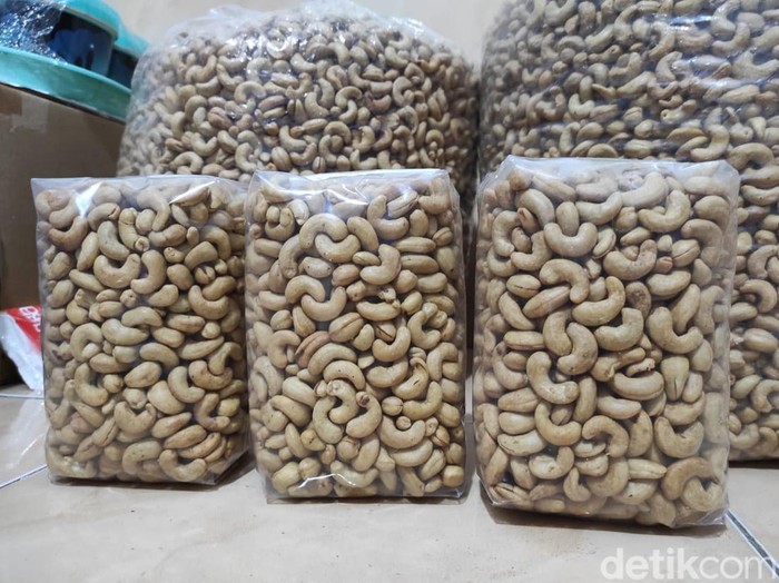 Rumah produksi kacang mete milik Syamiyem di Desa Kerjo Lor, Kecamatan Ngadirojo, Wonogiri, Kamis (14/4/2022).