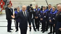 Kunjungan itu dilakukan Putin di tengah perang yang masih berkecamuk di kawasan Ukraina. (Sputnik/Evgeny Biyatov/Kremlin via REUTERS).