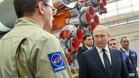 Dalam kunjungan tersebut, Putin mengunjungi ruang perakitan yang berada di kompleks peluncuran untuk roket Angara di Kosmodrom Vostochny. (Sputnik/Evgeny Biyatov/Kremlin via REUTERS).