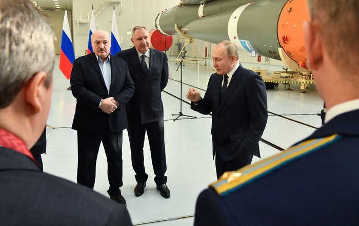 Presiden Rusia Vladimir Putin bersama Presiden Belarusia kunjungi fasilitas peluncuran roket antariksa. Kunjungan itu dilakukan di tengah perang Rusia-Ukraina.
