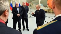 Putin pun sempat berbincang dengan sejumlah petugas saat mengunjungi ruang perakitan di fasilitas peluncuran roket antariksa tersebut. (Sputnik/Evgeny Biyatov/Kremlin via REUTERS).